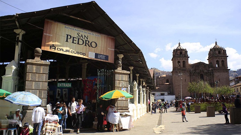 mercado tradicional de san pedro em cusco