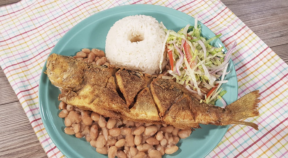 truta ou peixe frito com guarnicao